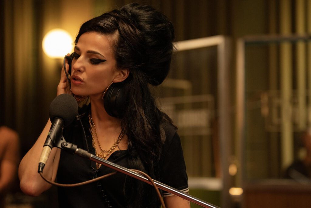 Back to Black: Cinebiografia de Amy Winehouse | Confira a Crítica Por: Alison Roque no {Des}Construindo o Verbo